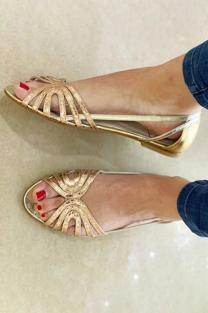 Leonor | Sandales dorées 'Luce d'Estate'" can be rewritten as:

"Leonor | 'Luce d'Estate' Golden Sandals