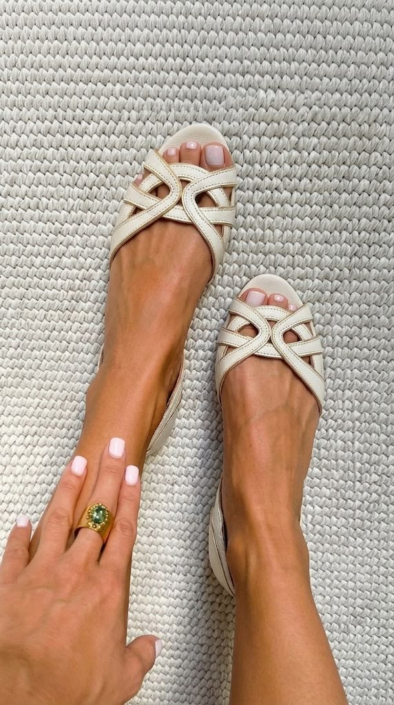 Candela | Sandalias trenzadas en color crema, elegantes