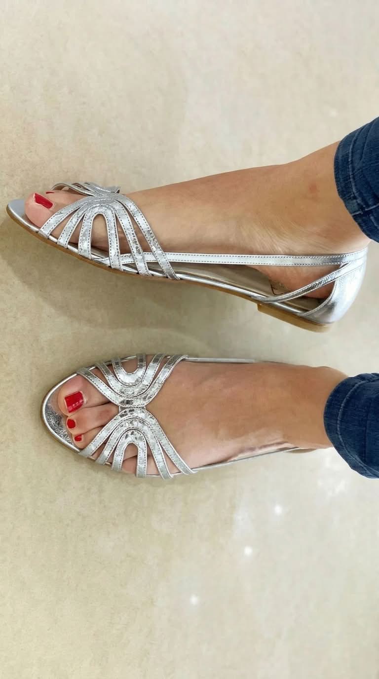 Leonor | Sandales dorées 'Luce d'Estate'" can be rewritten as:

"Leonor | 'Luce d'Estate' Golden Sandals